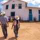 roteiro religioso em Guararema – fachada branca e azul da Igreja Nossa Senhora da Escada com visitantes