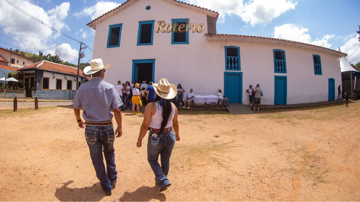 roteiro religioso em Guararema – fachada branca e azul da Igreja Nossa Senhora da Escada com visitantes