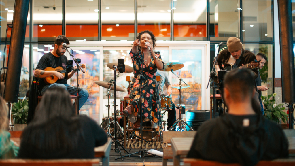 shows gratuitos em SJC, cantora se apresenta com cavaquinho, violão e bateria no Vale Sul Shopping