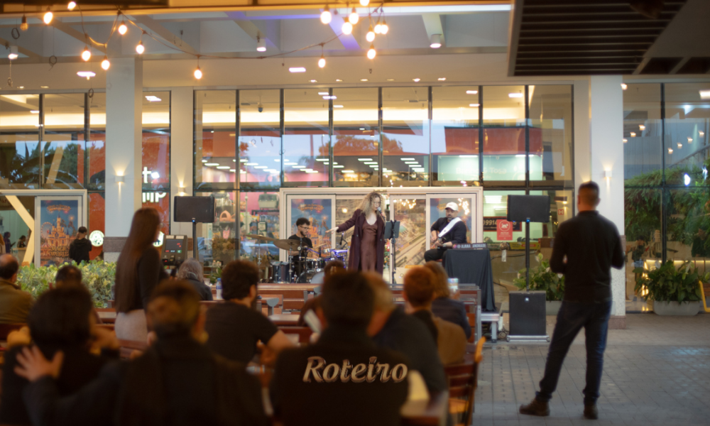 shows gratuitos em SJC, apresentação de música ao vivo na Praça Jardim do Vale Sul Shopping ao entardecer