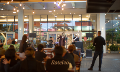shows gratuitos em SJC, apresentação de música ao vivo na Praça Jardim do Vale Sul Shopping ao entardecer