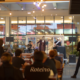 shows gratuitos em SJC, apresentação de música ao vivo na Praça Jardim do Vale Sul Shopping ao entardecer