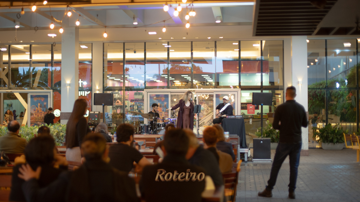 shows gratuitos em SJC, apresentação de música ao vivo na Praça Jardim do Vale Sul Shopping ao entardecer