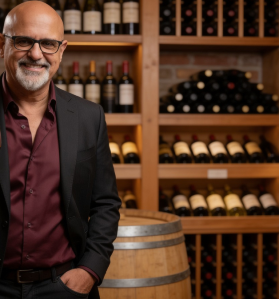 Vinhos no Food Vale: sommelier Edu Santoro com taça de vinho tinto em adega